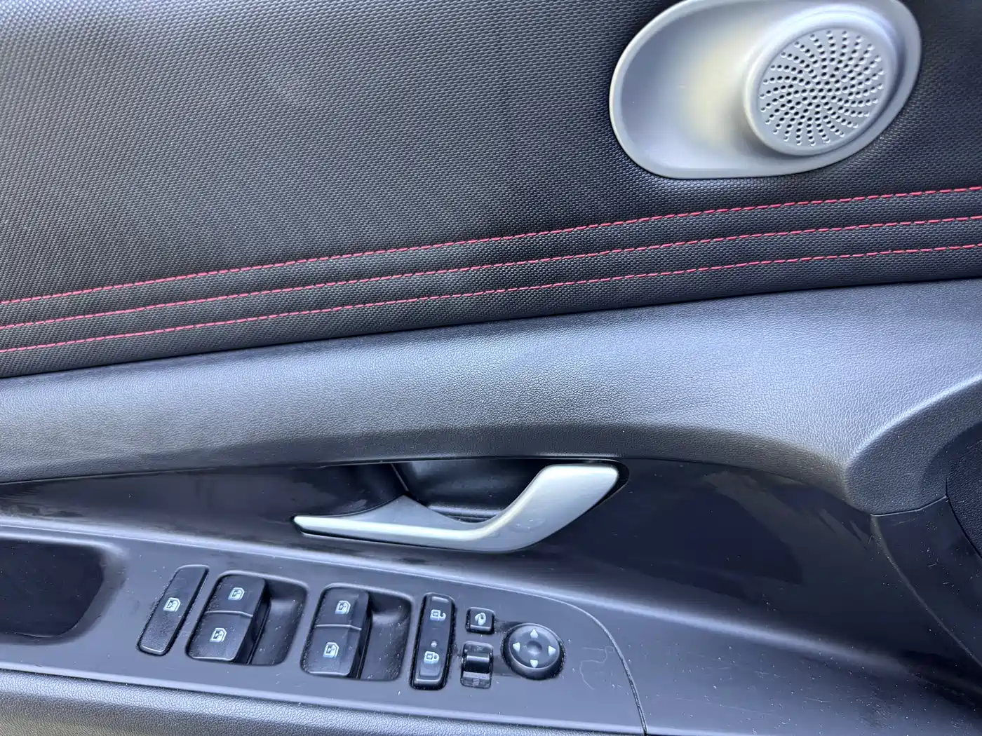 Hyundai Elantra 2022 1.5L CVT LUX Premium Edition фото 18