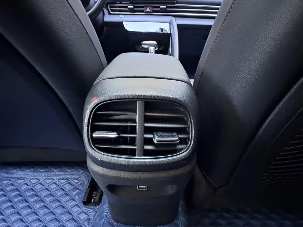 Hyundai Elantra 2022 1.5L CVT LUX Premium Edition фото 24