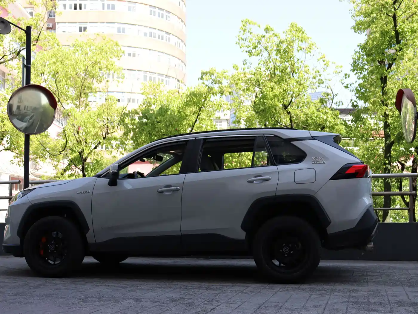 Toyota RAV4 Rongfang 2020 Hybrid 2.5L E-CVT AWD Flagship Edition фото 17