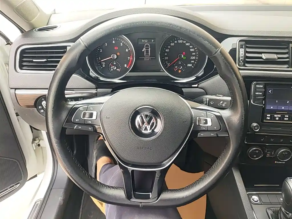 Volkswagen Sagitar 2017 230TSI Automatic Luxury фото 11