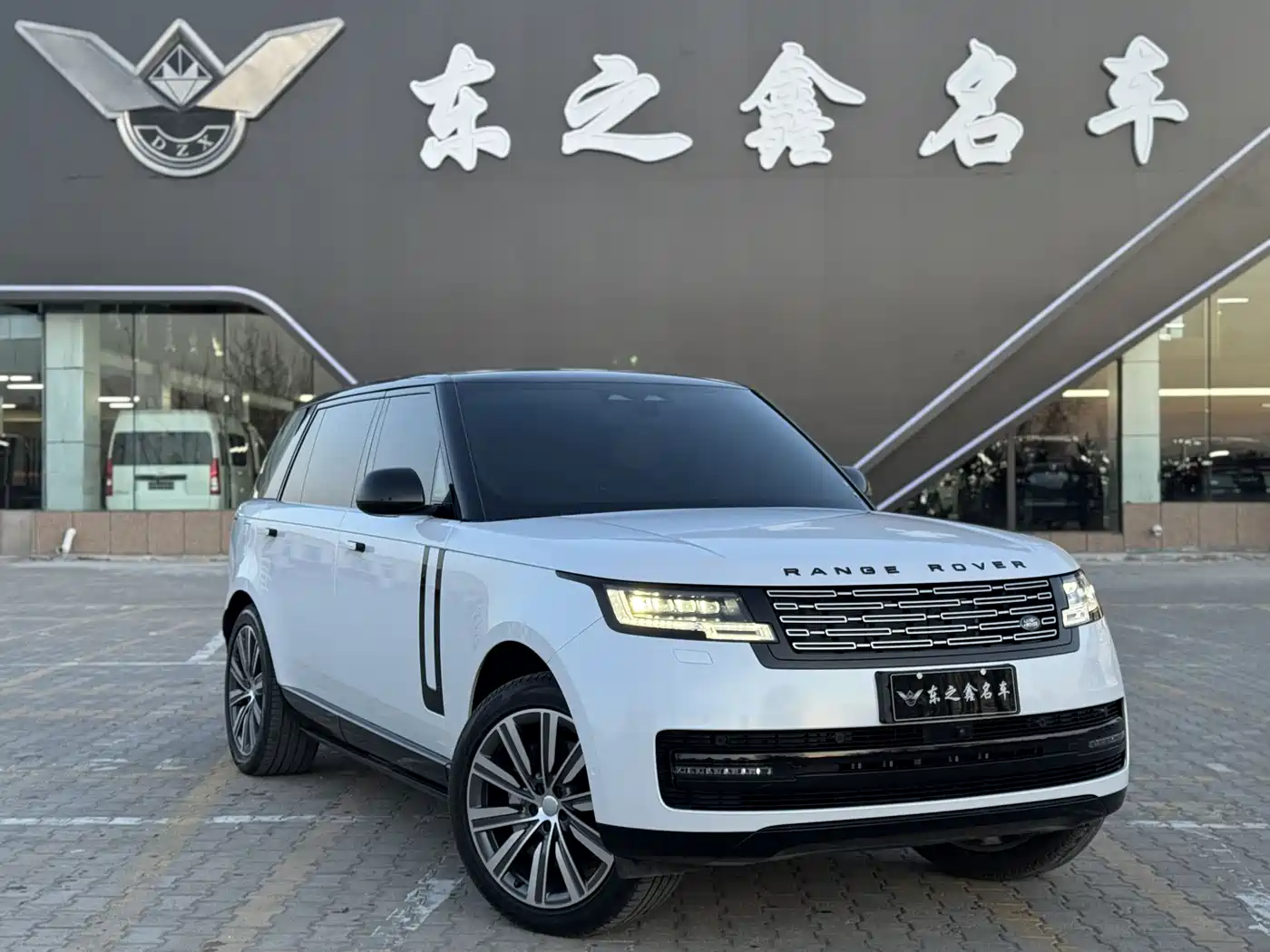 Land Rover Range Rover 2025 3.0 L6 400PS Genesis Extended Wheelbase фото 3