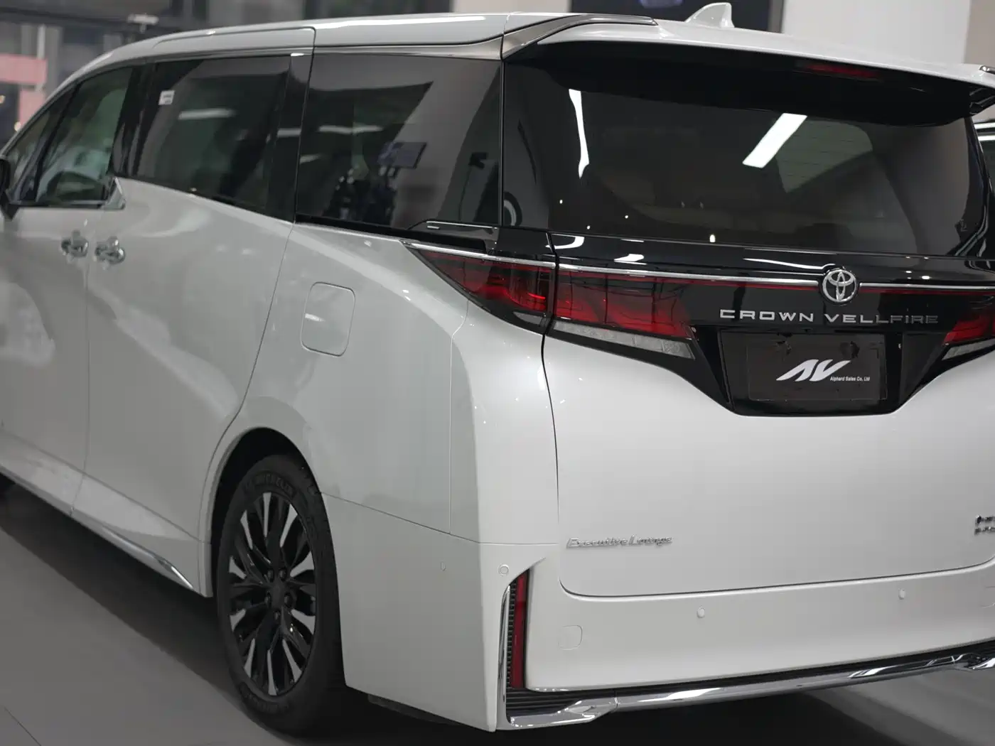 Toyota Vellfire 2024 Crown Hybrid 2.5L Executive Premium Edition фото 6
