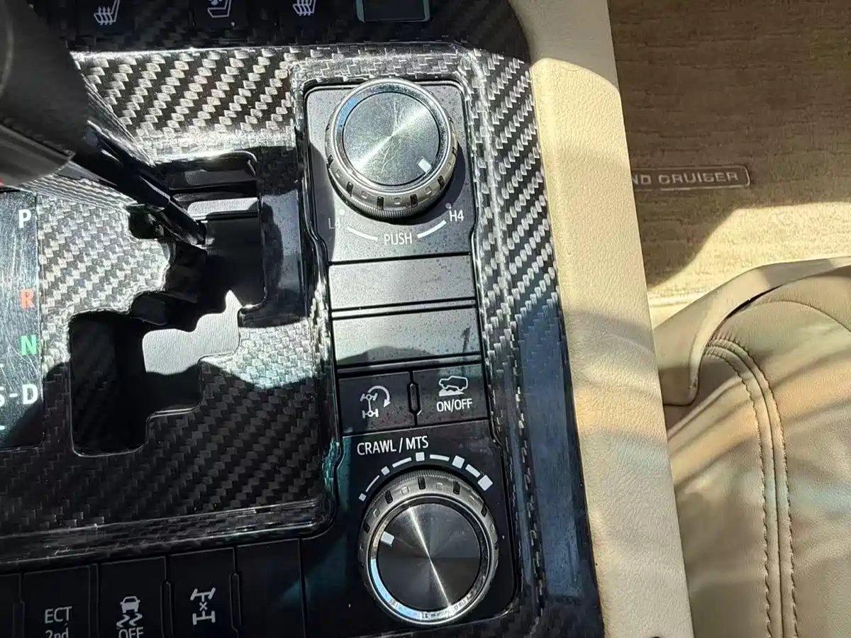 Toyota Land Cruiser (Import) 2015 4.6L V8 Middle East Limited Edition фото 14