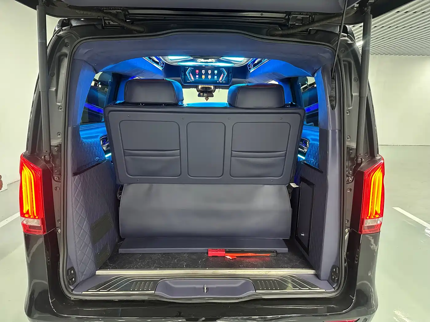 Mercedes-Benz V-Class 2017 Model V 260 L Premium Extended Edition фото 12