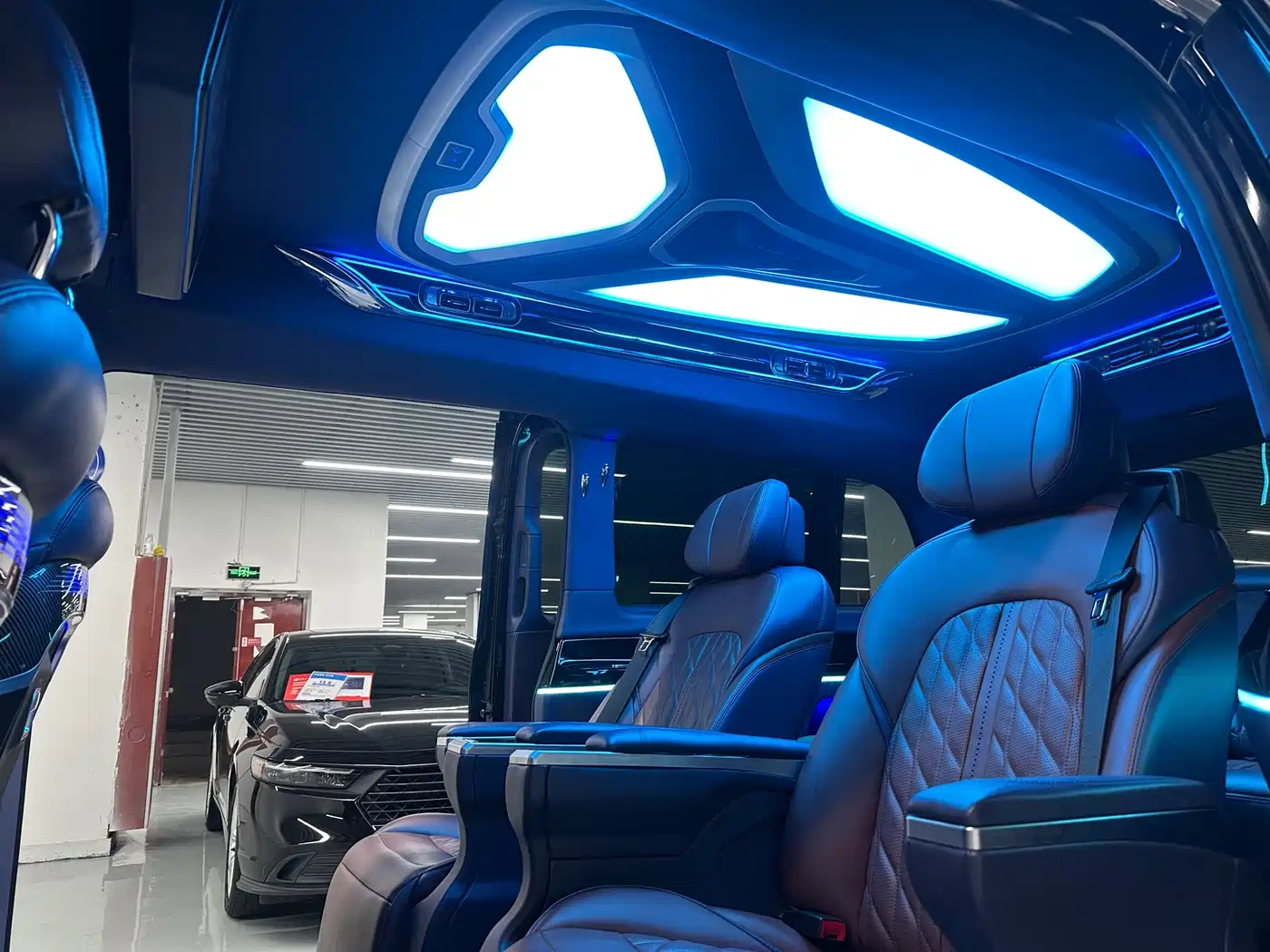 Mercedes-Benz V-Class 2017 Model V 260 L Premium Extended Edition фото 10
