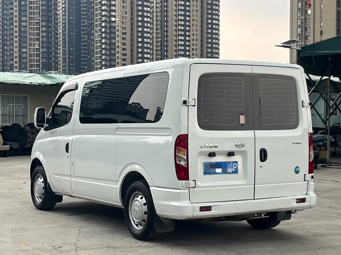 SAIC Maxus Xintu V80 2023 2.0T PLUS Manual Urban Edition Short Wheelbase Ultra-low Roof 7/8/9-seater фото 6