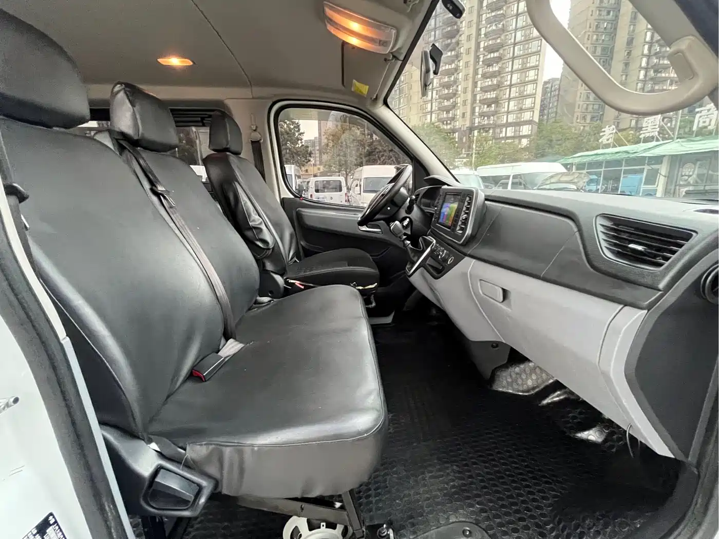 SAIC Maxus Xintu V80 2023 2.0T PLUS Manual Urban Edition Short Wheelbase Ultra-low Roof 7/8/9-seater фото 9