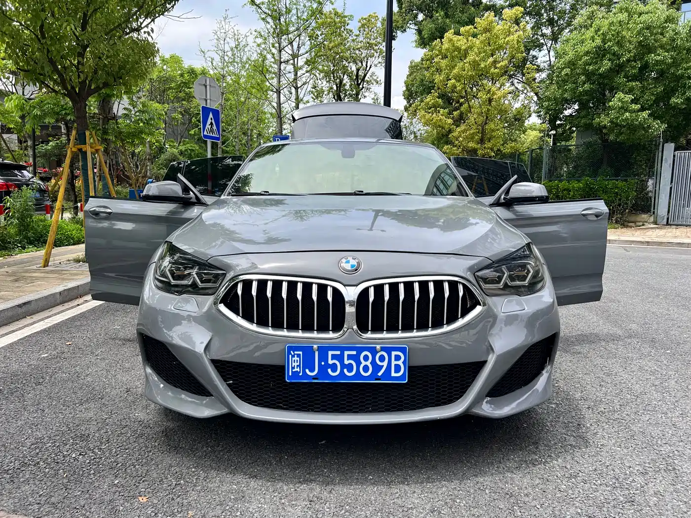 BMW 5 Series GT 2010 535i Leading Model фото 24