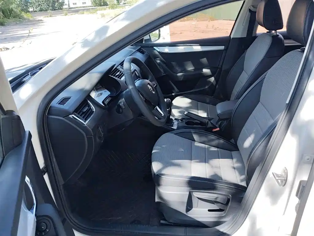 Škoda Octavia 2017 1.6L Manual ChuangXing фото 15