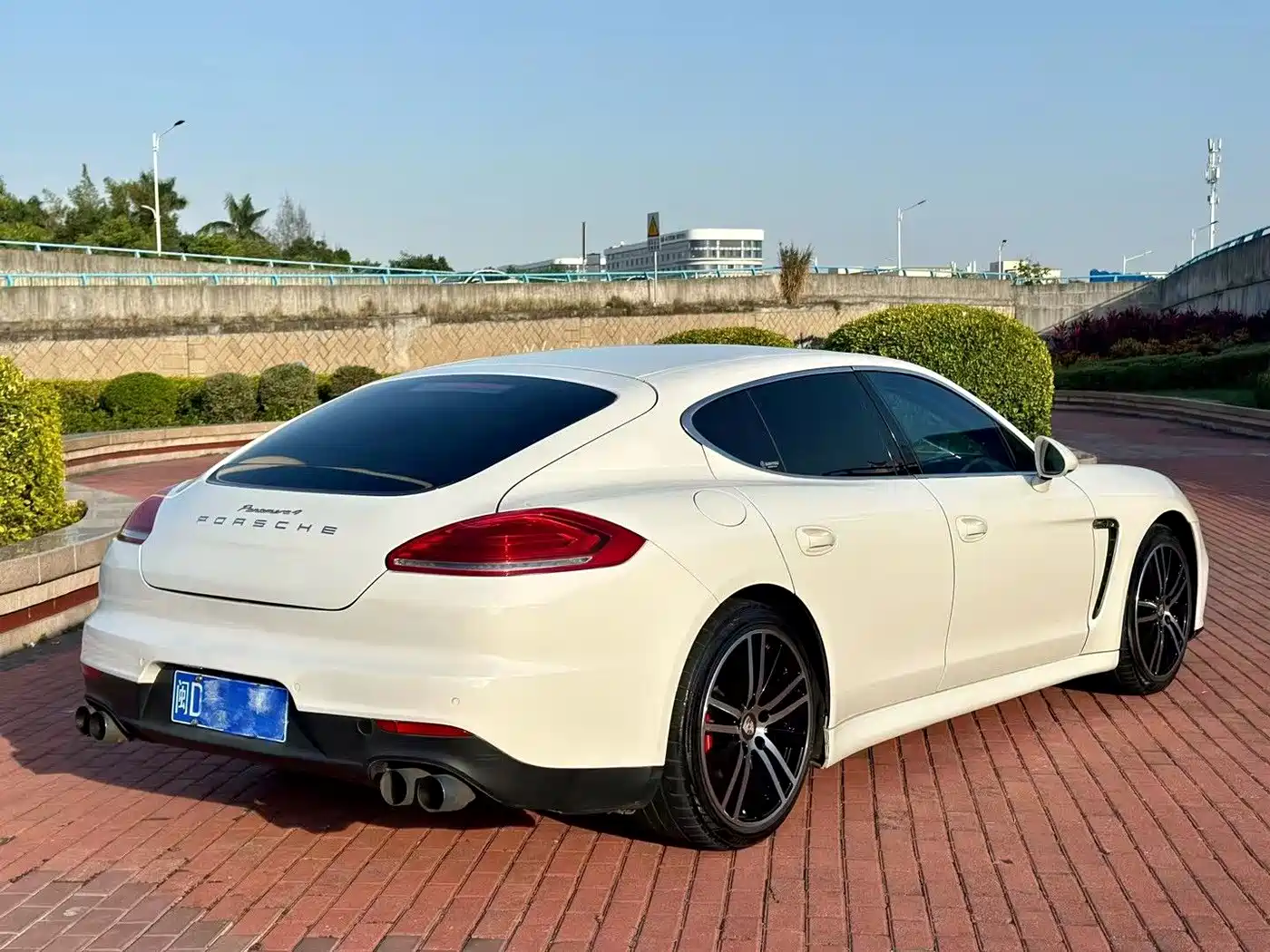 Porsche Panamera 2010 Panamera 4 3.6L фото 8