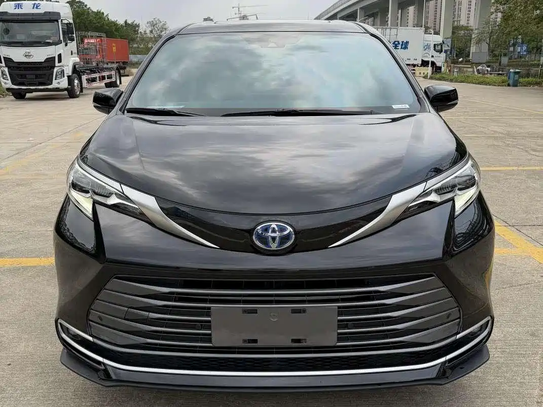 Toyota Sienna 2023 2.5L Hybrid Luxury Edition фото 3