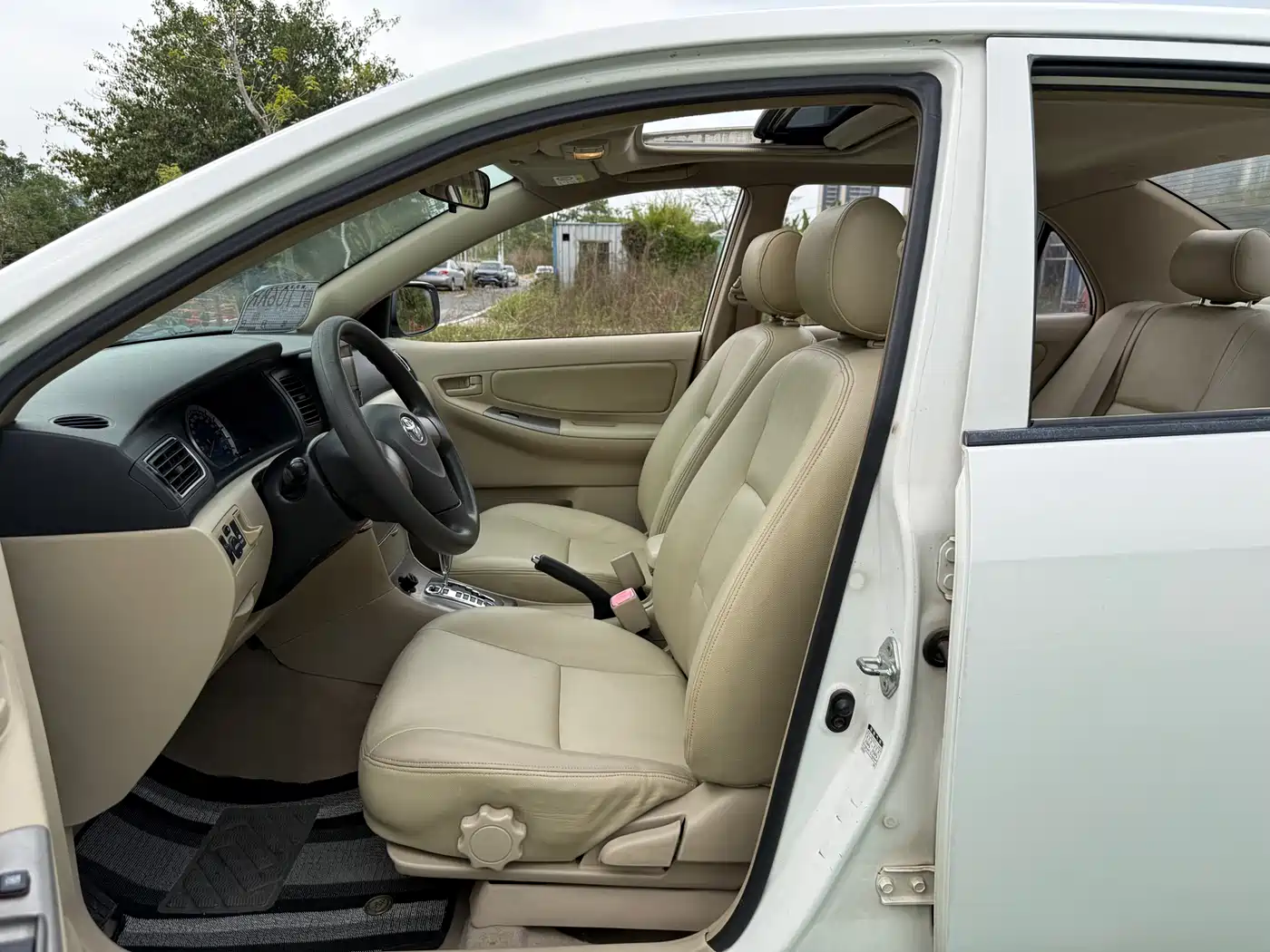 Toyota Corolla 2013 1.6L Automatic Luxury фото 6