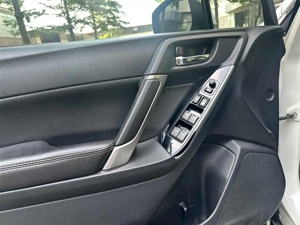 Subaru Forester 2016 2.0i Fashion Navigation Edition фото 18