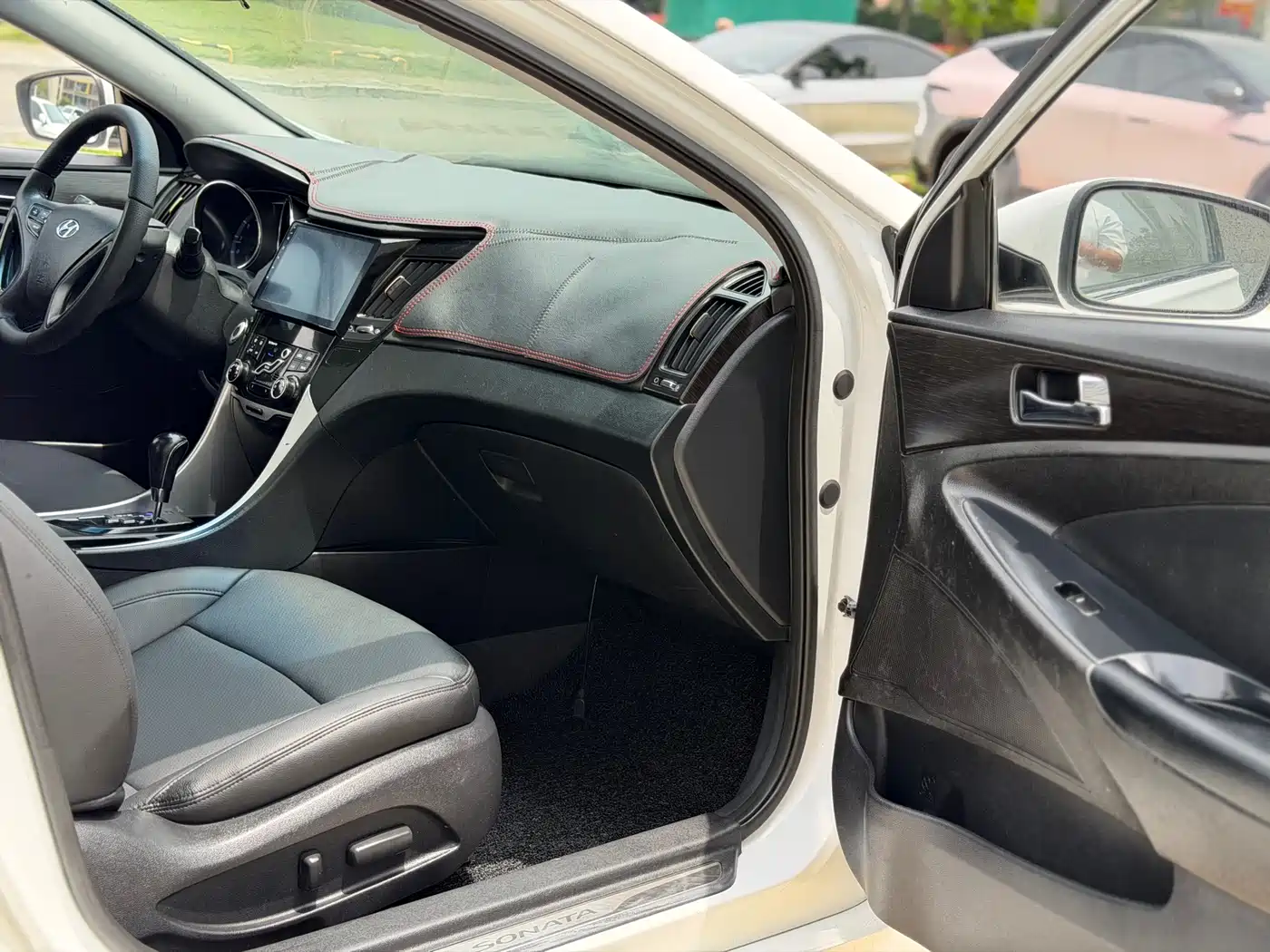 Hyundai Sonata 2011 2.0L Auto Supreme Edition фото 11