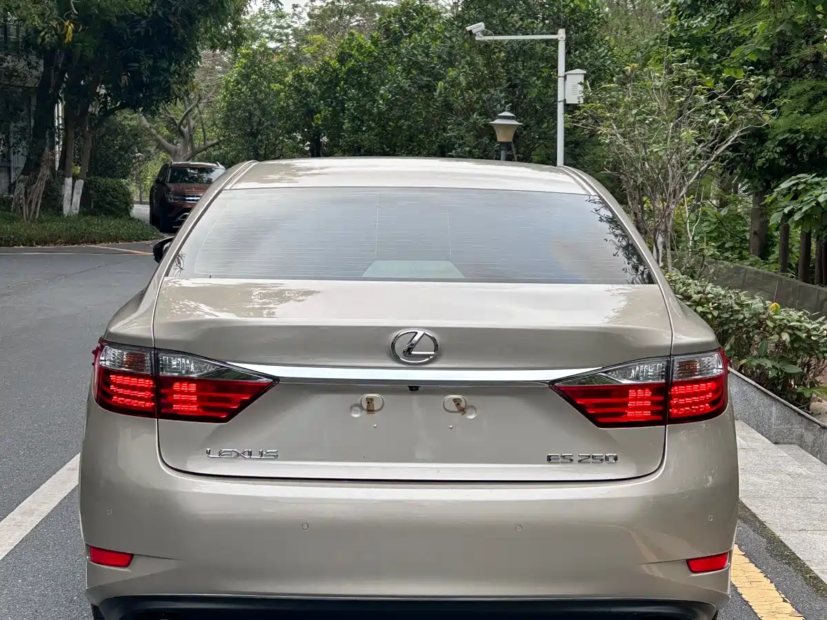Lexus ES 2013 250 Elegance Edition фото 5