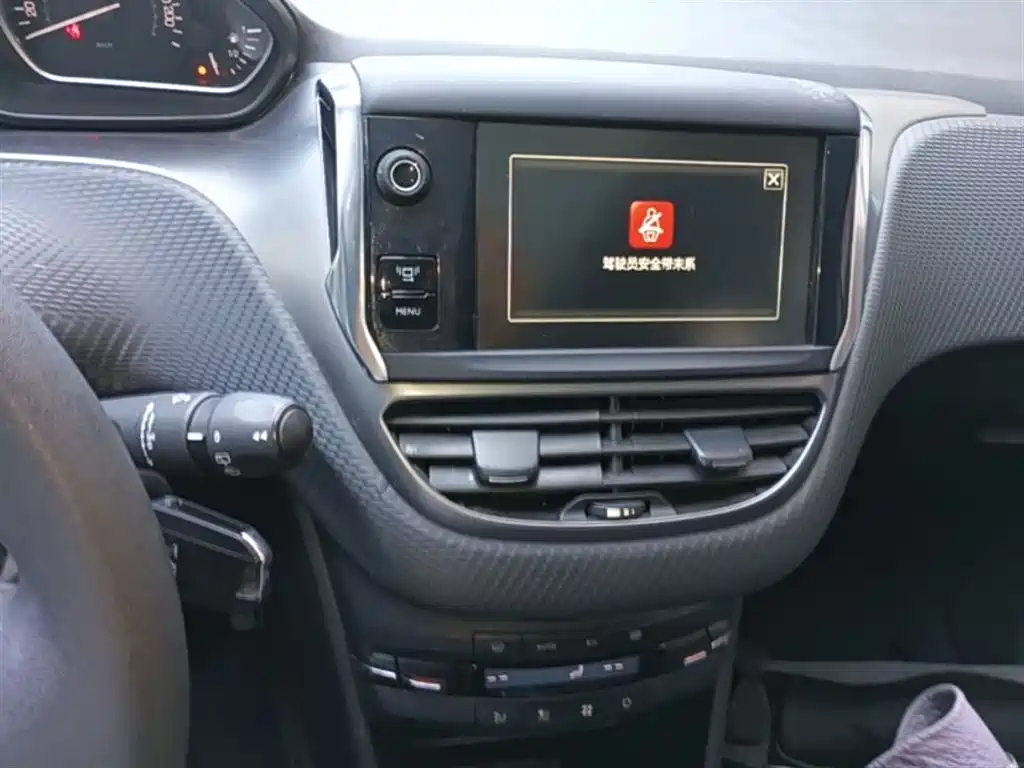 Peugeot 2008 2014 1.6L Automatic Fashion Edition фото 13