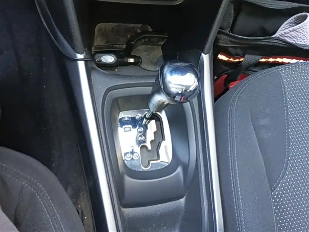 Peugeot 2008 2014 1.6L Automatic Fashion Edition фото 14