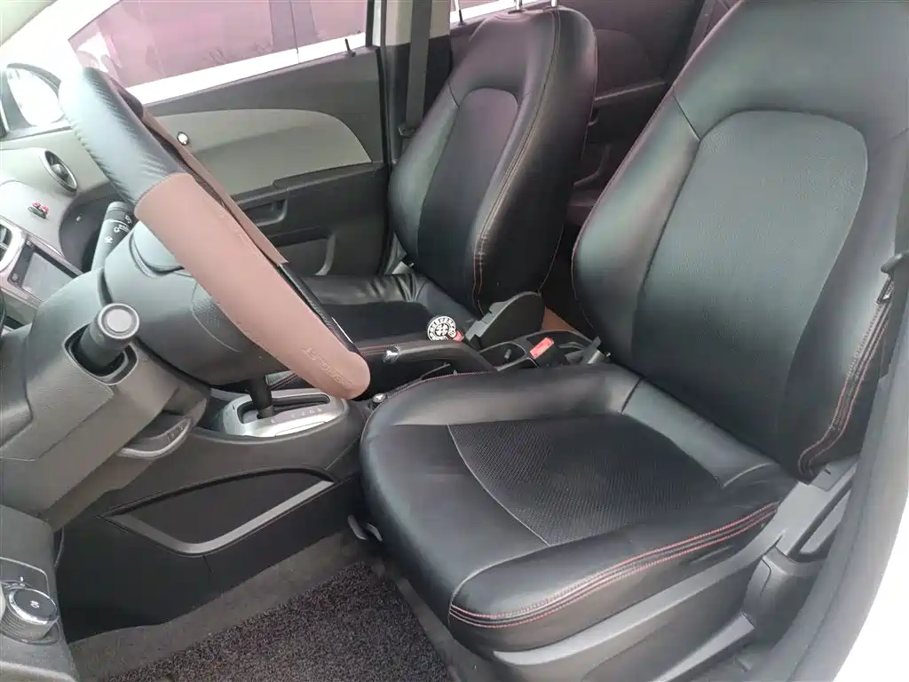 Chevrolet Aveo 2014 Sedan 1.4SL AT Fashion Sunroof Edition фото 15