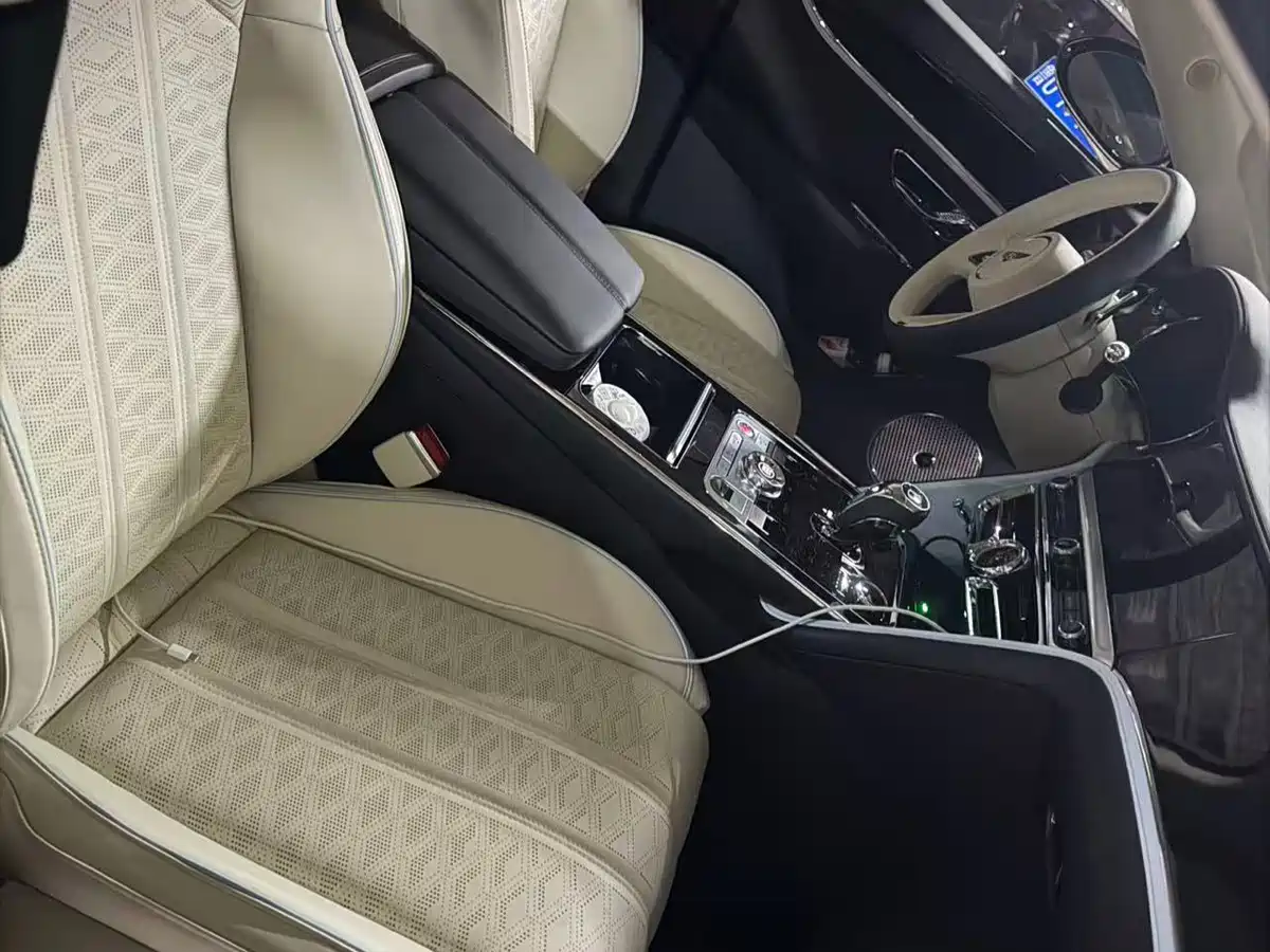 Bentley Flying Spur 2024 4.0T V8 Mulliner фото 10