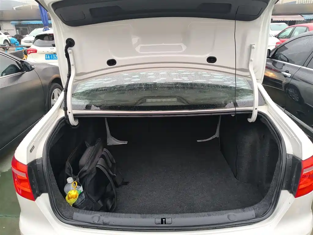 Volkswagen Lavida 2013 Facelift Classic 1.6L Automatic Comfort фото 19
