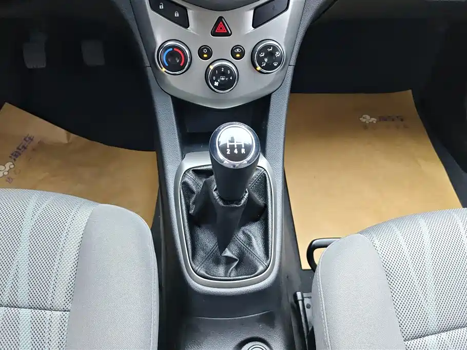 Chevrolet Aveo 2014 Sedan 1.4SL MT Luxury Edition фото 16