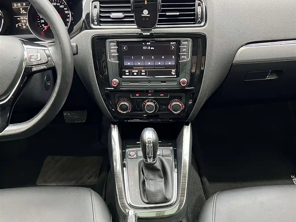 Volkswagen Sagitar 2018 1.6L Automatic Comfort фото 11