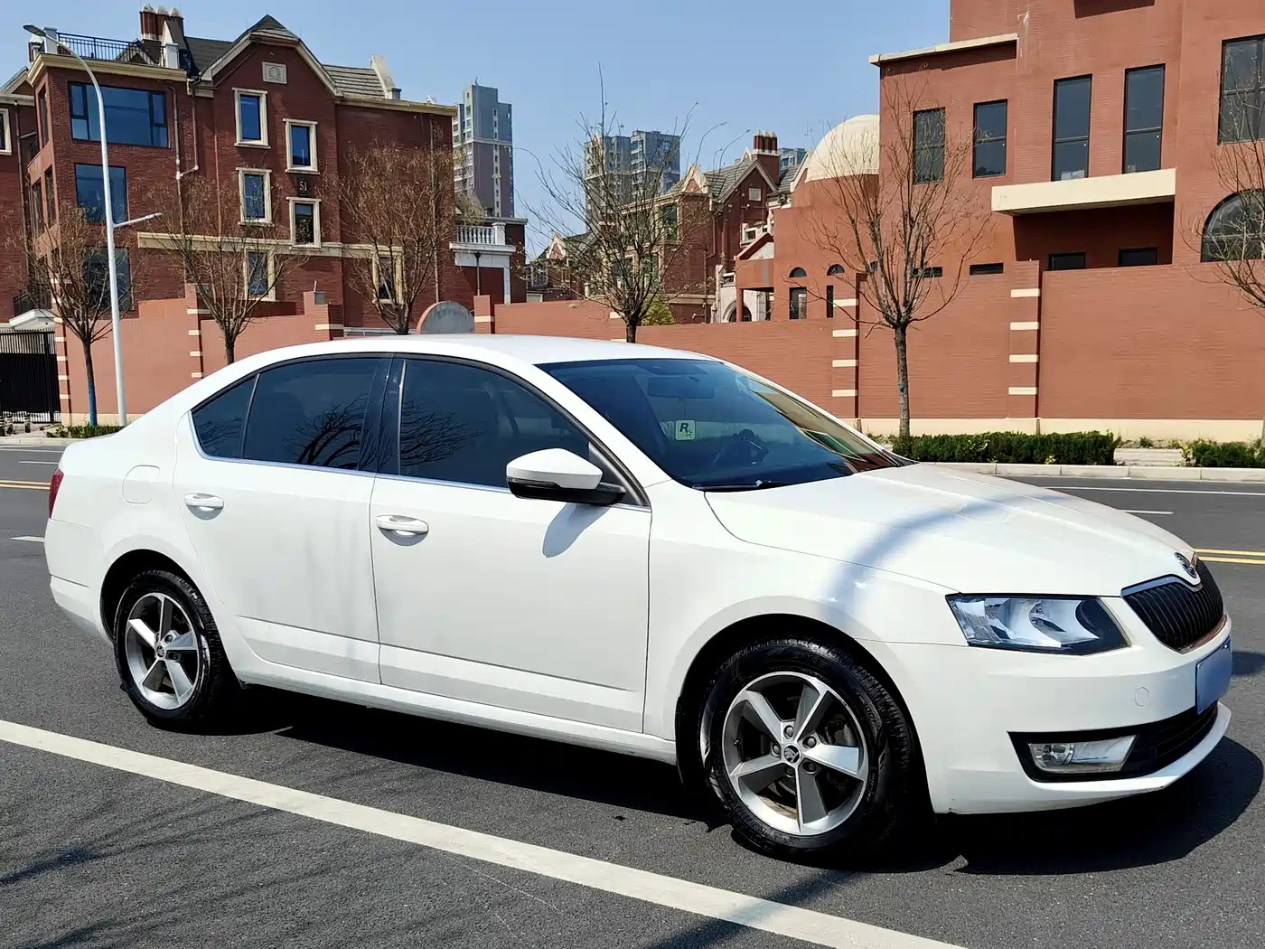 Škoda Octavia 2016 1.6L Manual Pioneer Edition фото 3