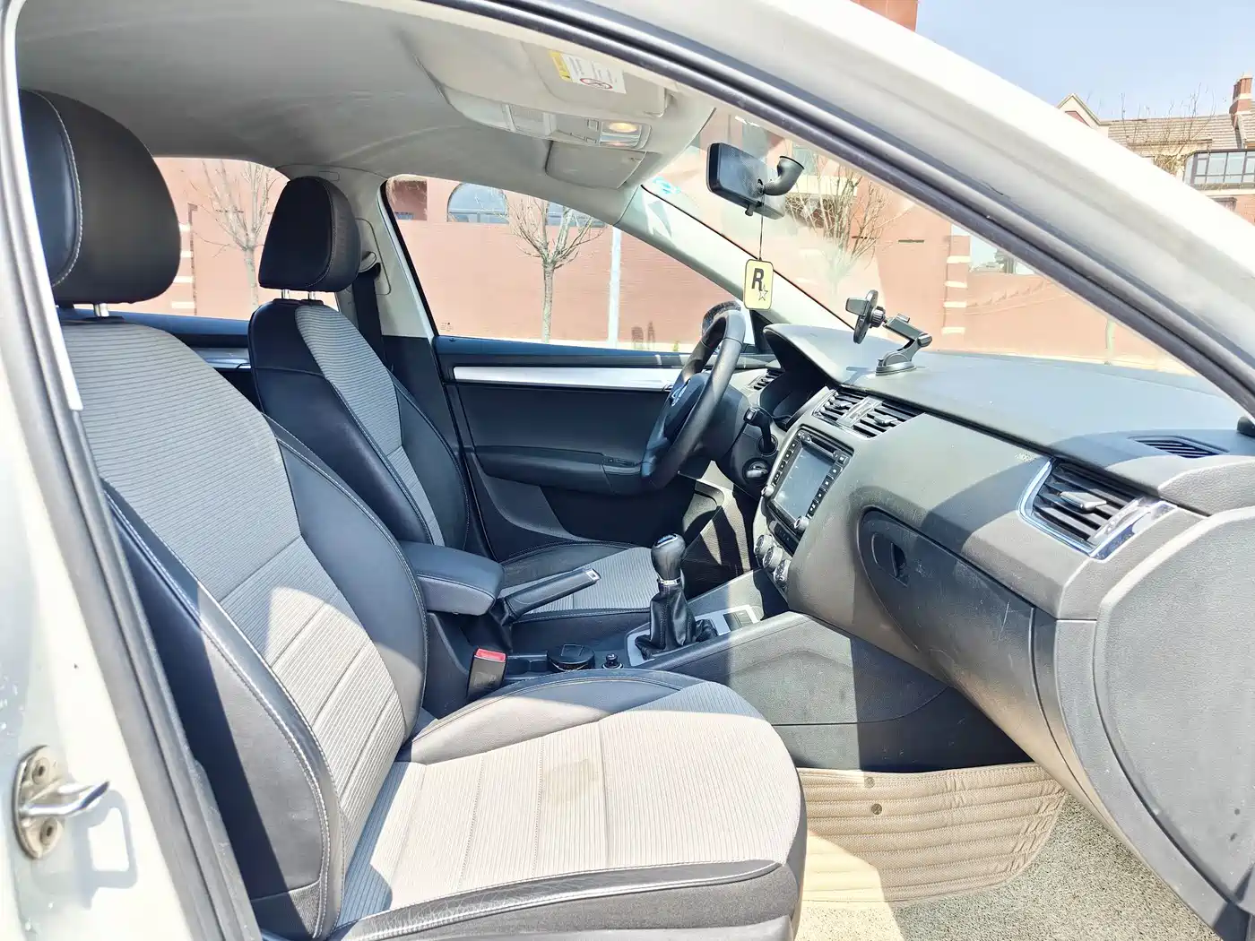 Škoda Octavia 2016 1.6L Manual Pioneer Edition фото 5