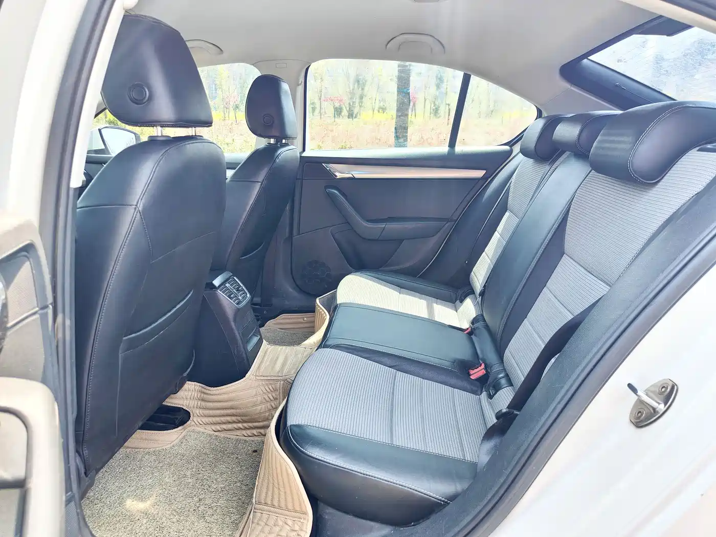 Škoda Octavia 2016 1.6L Manual Pioneer Edition фото 6