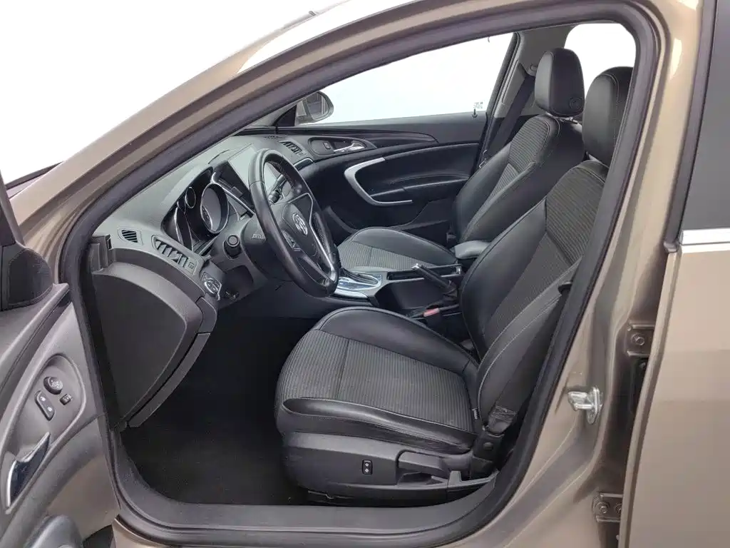 Photo 10 - Buick Regal