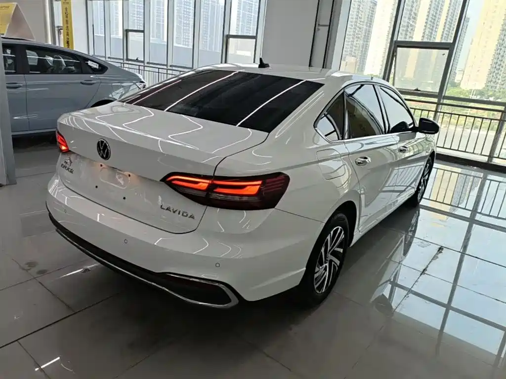 Volkswagen Lavida 2023 1.5L Auto Five Million Edition фото 7