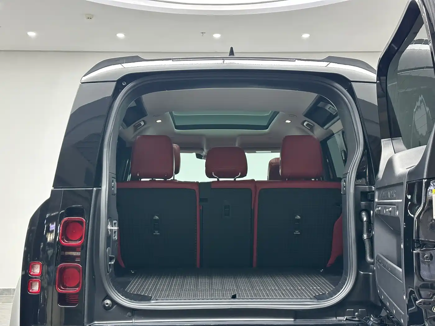 Land Rover Defender 2021 110 P400 SE фото 19