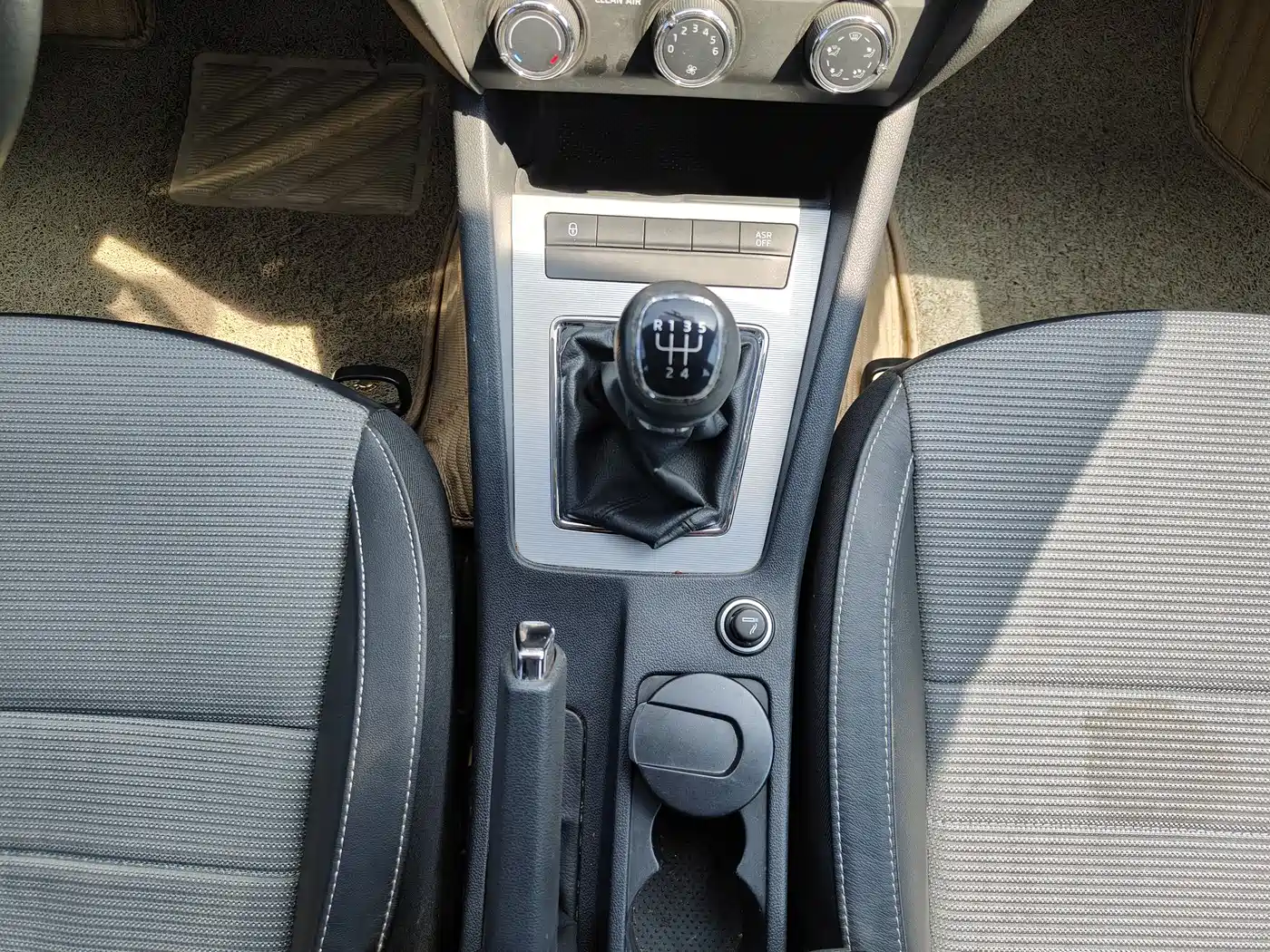 Škoda Octavia 2016 1.6L Manual Pioneer Edition фото 12