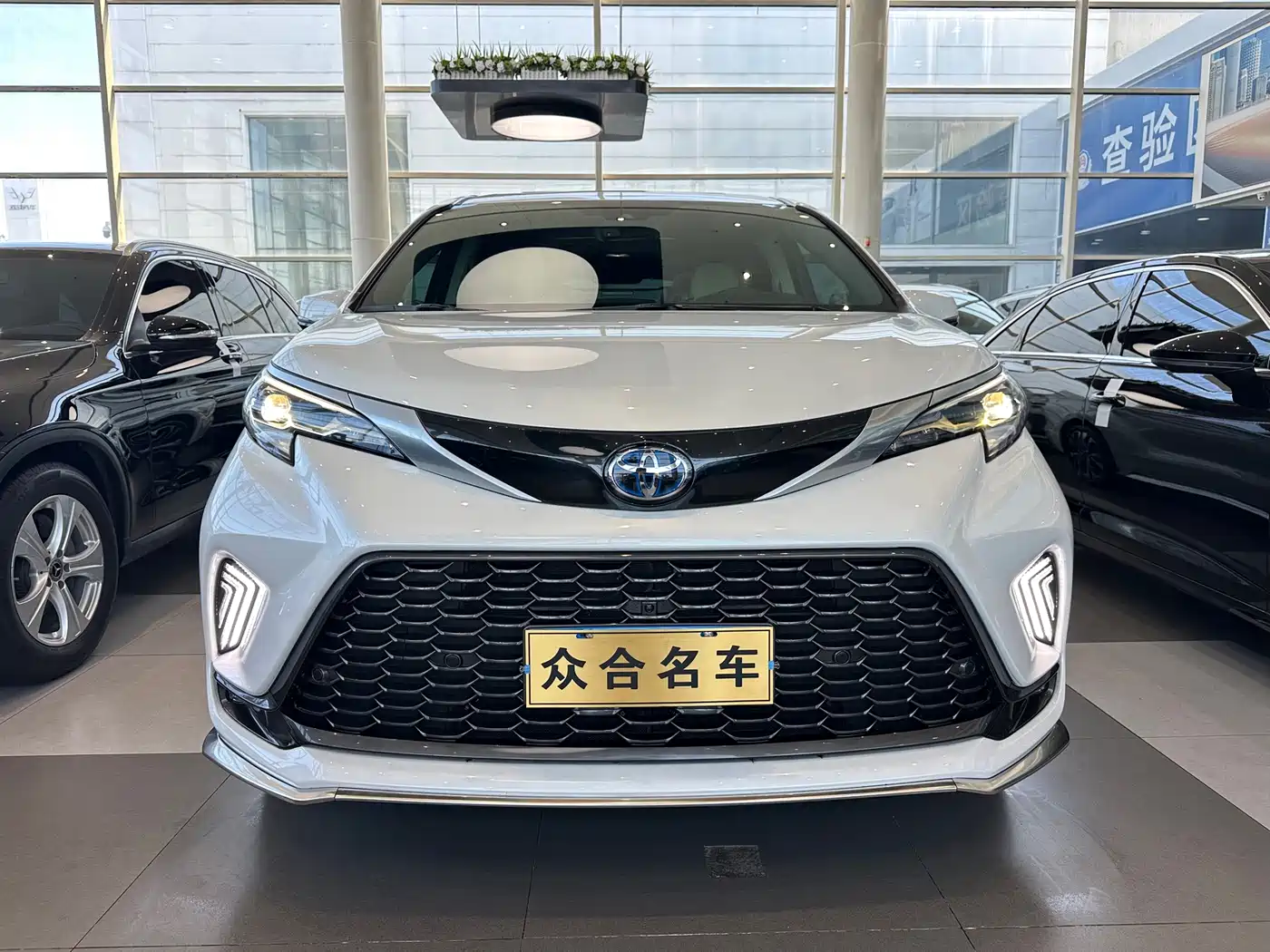 Toyota Granvia 2023 2.5L Hybrid Prestige PLUS Edition фото 2