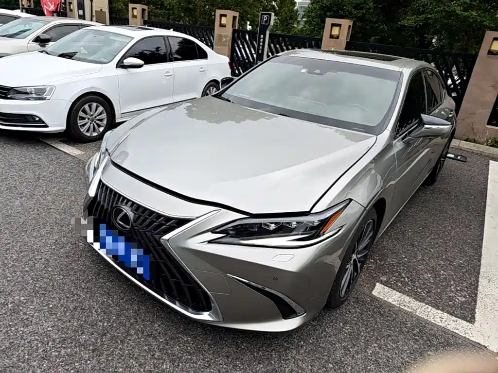 Lexus ES 2022 300h Ultimate Edition