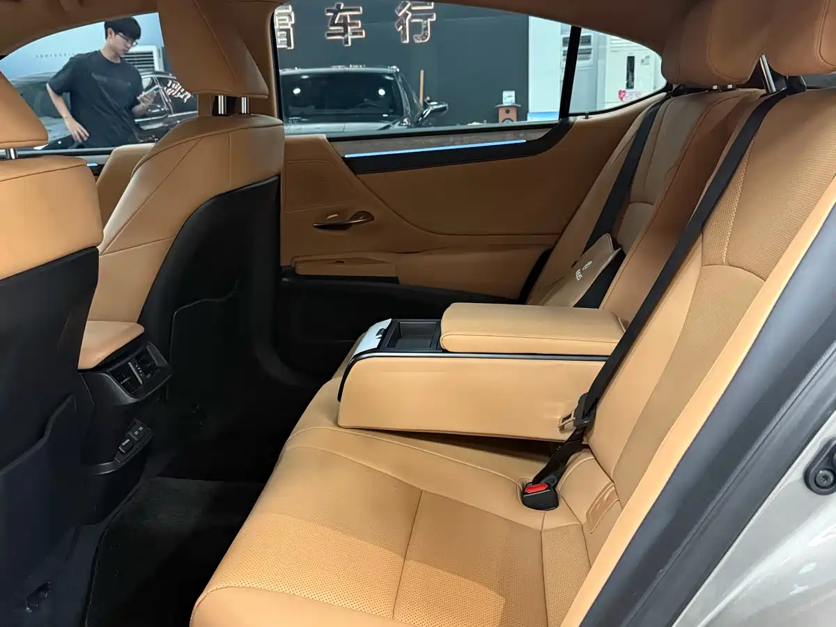 Lexus ES 2025 200 Ultimate Edition фото 5