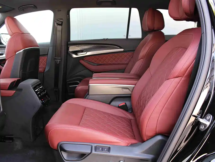 AUDI Q6