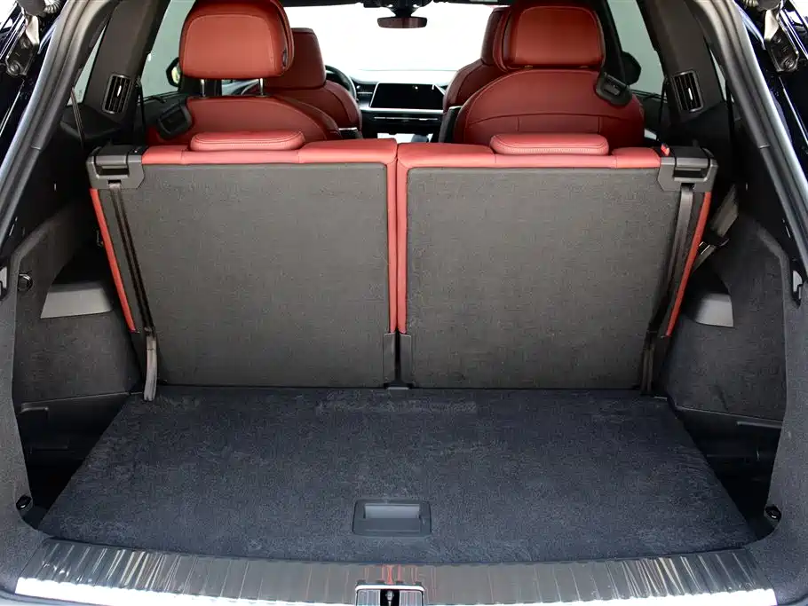 AUDI Q6