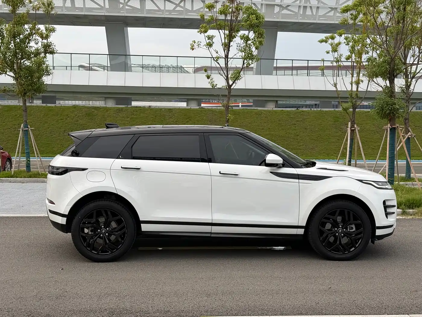 Land Rover Range Rover Evoque 2023 Range Rover Evoque L 249PS Luxury Edition фото 8