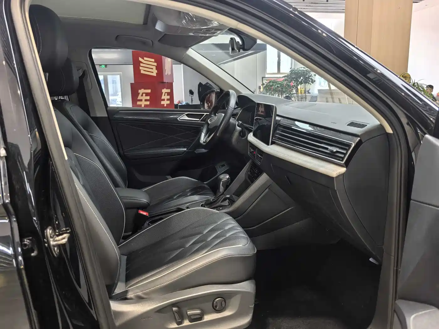 Volkswagen Tiguan L 2024 330TSI Automatic 2WD R-Line Premium Enjoyment Edition фото 9