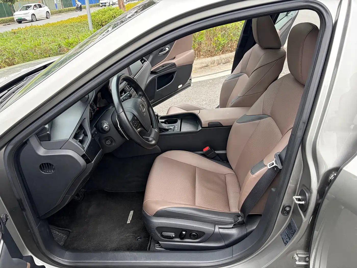 Lexus ES 2023 200 Excellence Edition фото 7