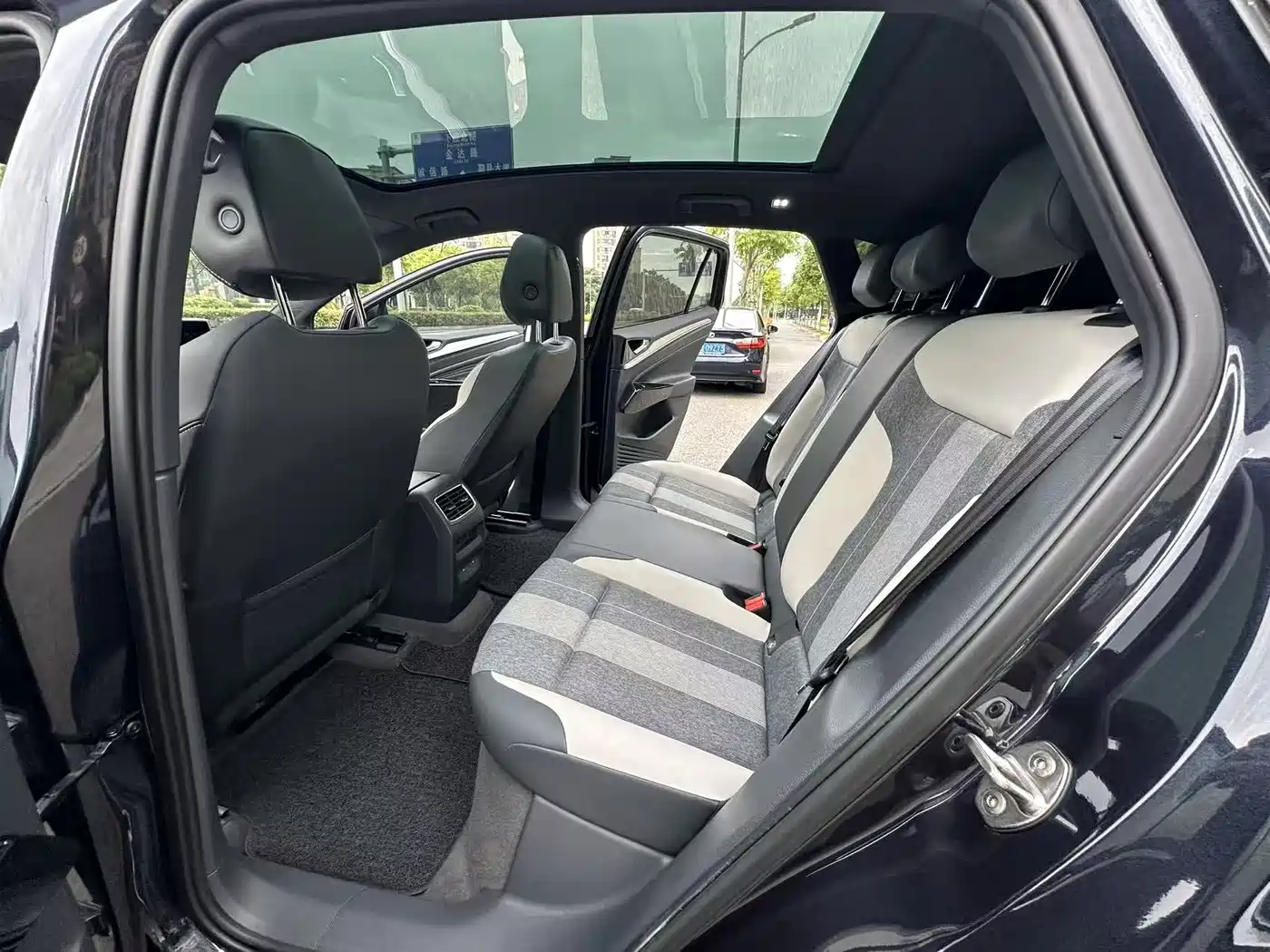 Volkswagen ID.4 CROZZ 2022 Standard Range PURE Edition фото 6