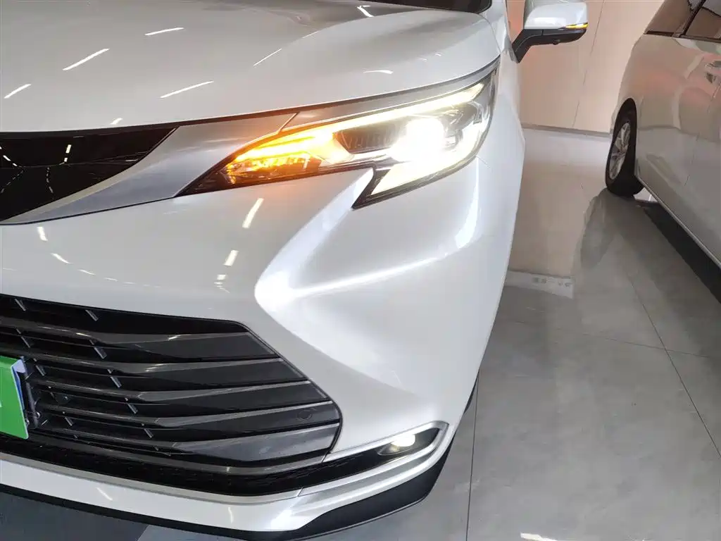 Toyota Sienna 2023 2.5L Hybrid Luxury Edition фото 24