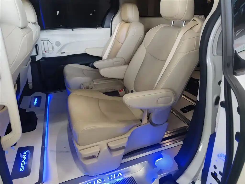 Toyota Sienna 2023 2.5L Hybrid Luxury Edition фото 17