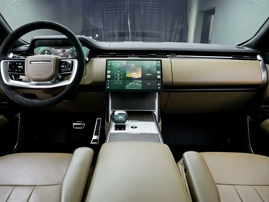 Land Rover Range Rover 2024 3.0 L6 360PS Golden Age Edition фото 10