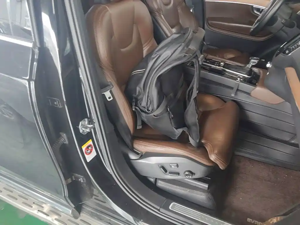 Фото 25 - Volvo XC90
