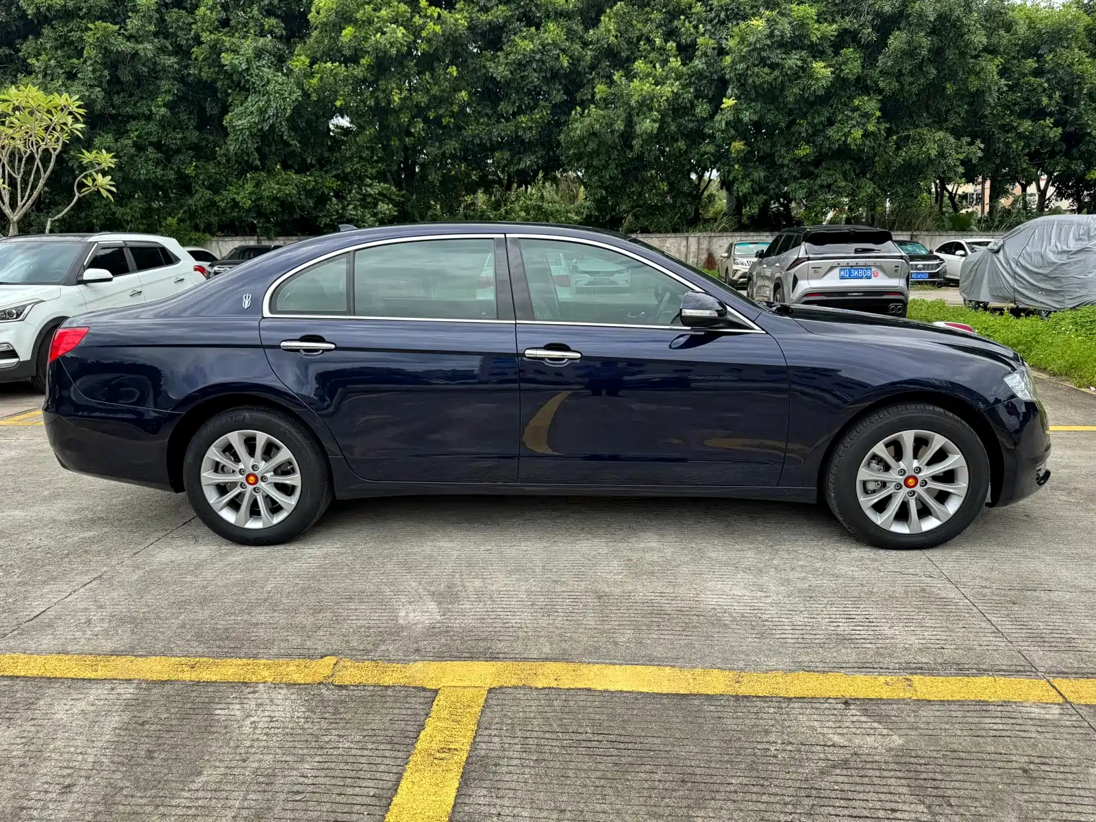 Фото 8 - Hongqi H7