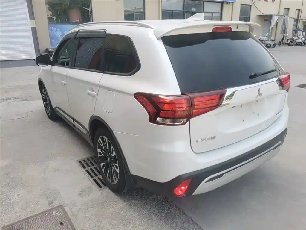 MITSUBISHI OUTLANDER