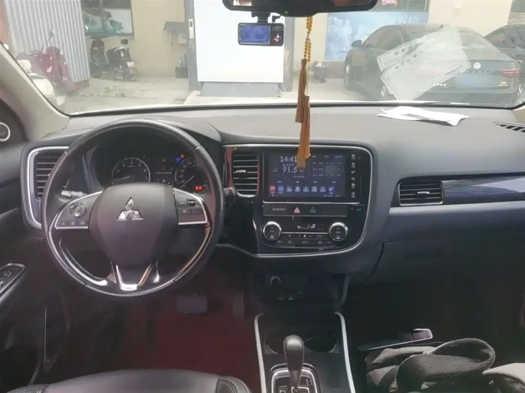 MITSUBISHI OUTLANDER