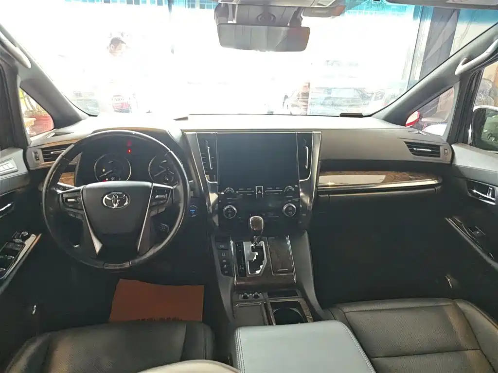 Фото 10 - Toyota Vellfire